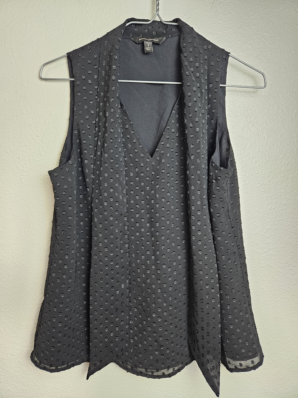 Banana Republic Black Textured Sleeveless V-Neck Camisole Size Small